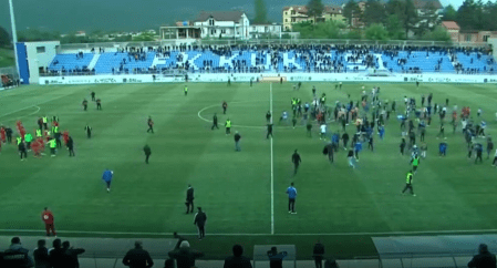 Tifozët vendas pushtojnë fushën pas fitores në Kukës (Video)