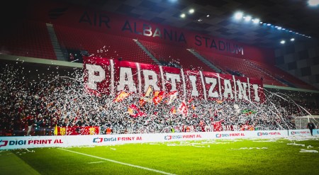 Tifozeria e kuqe në derbi, shikoni gjithë fotot