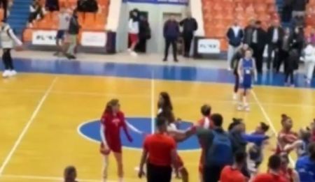 “Goditje nga djem kundrejt lojtareve amerikane”, video e re nga sherri në derbin e basketbllit për femra