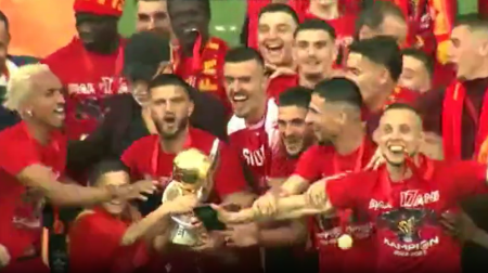 Video / Shpërthen ‘Arena e Demave’, kapiteni ngre trofeun