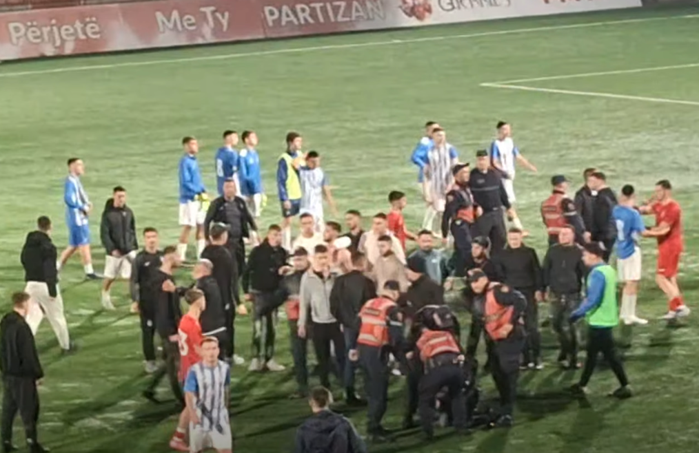 VIDEO / Skandaloze në derbin U-18, mohoet një penallti e pastër